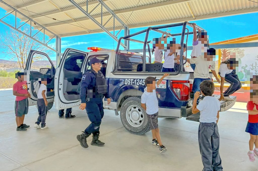 Acercan a estudiantes de Palo Escopeta a la labor policial con programa “Conociendo a tus héroes”