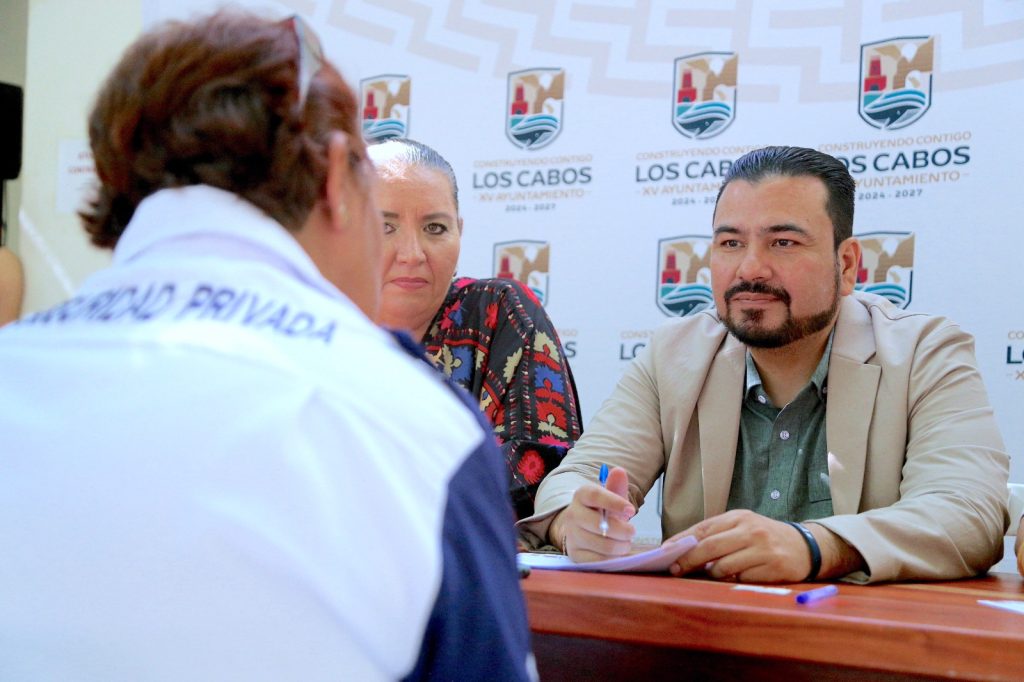 Atiende José Manuel Larumbe a ciudadanía durante audiencia pública en San José del Cabo.
