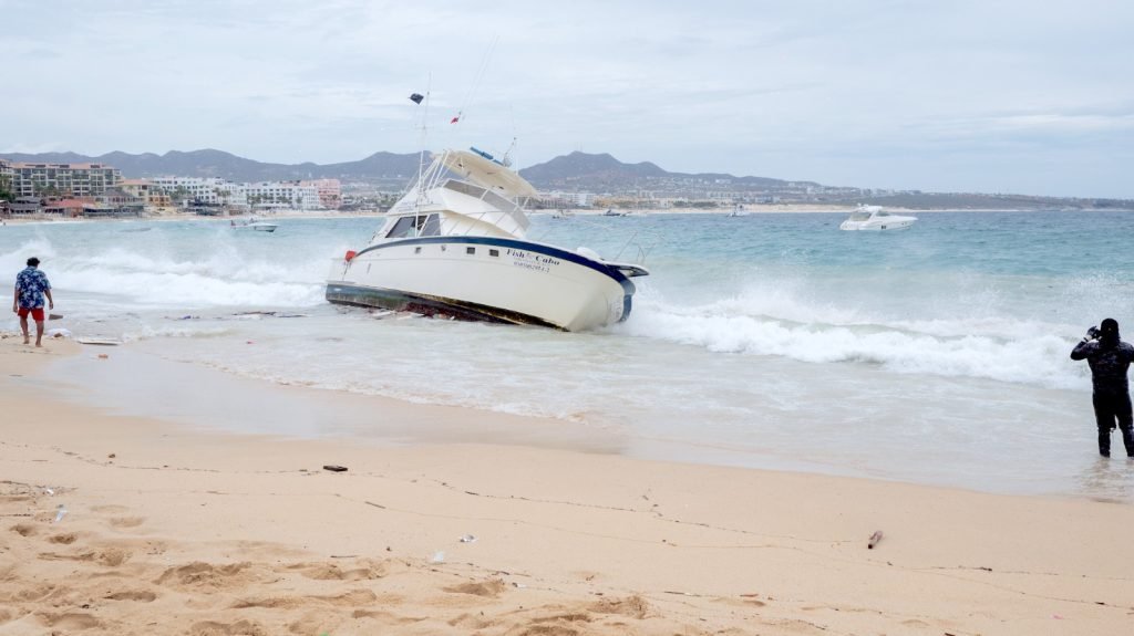 Atienden autoridades varamiento de embarcación en playa El Médano