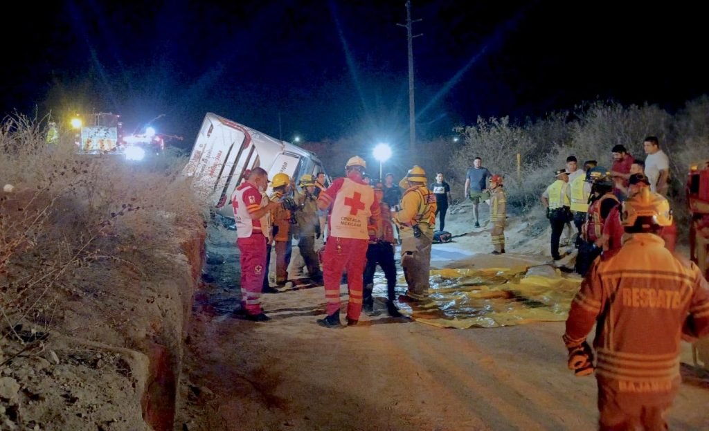 Autoridades atienden a víctimas de accidente de tránsito en Santa Anita
