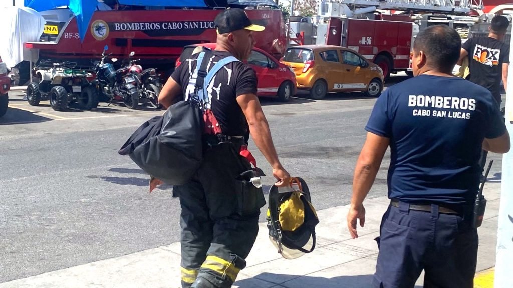 Bomberos Cabo San Lucas envía personal y apoyo a incendio forestal en SJC