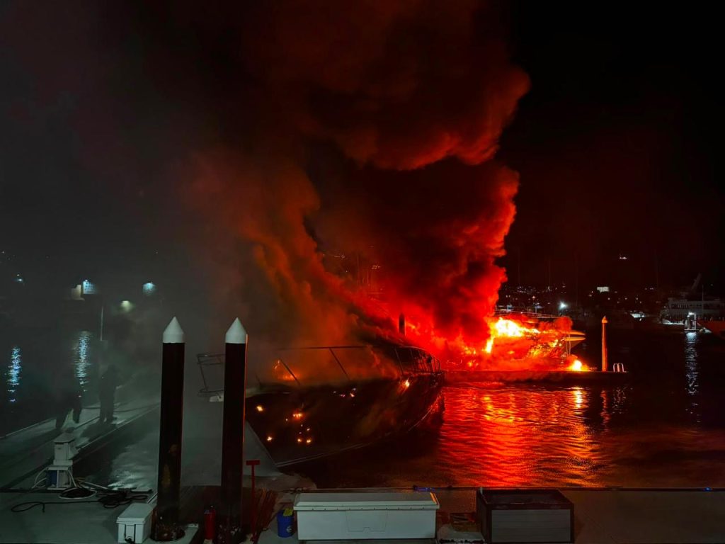 Bomberos CSL atiende incendio de embarcaciones