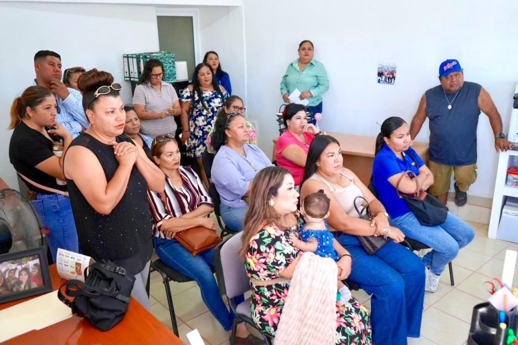 Capacitan a emprendedores del mercado La Placita en estrategias para expandir sus negocios