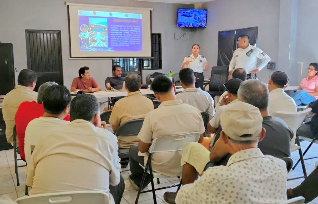 Capacitan a operadores del transporte público para fortalecer seguridad vial en Los Cabos