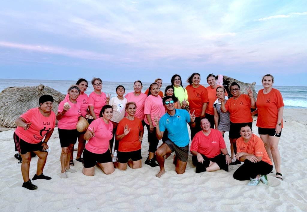 Celebran clases gratuitas de danzón y salsa en playa Costa Azul.