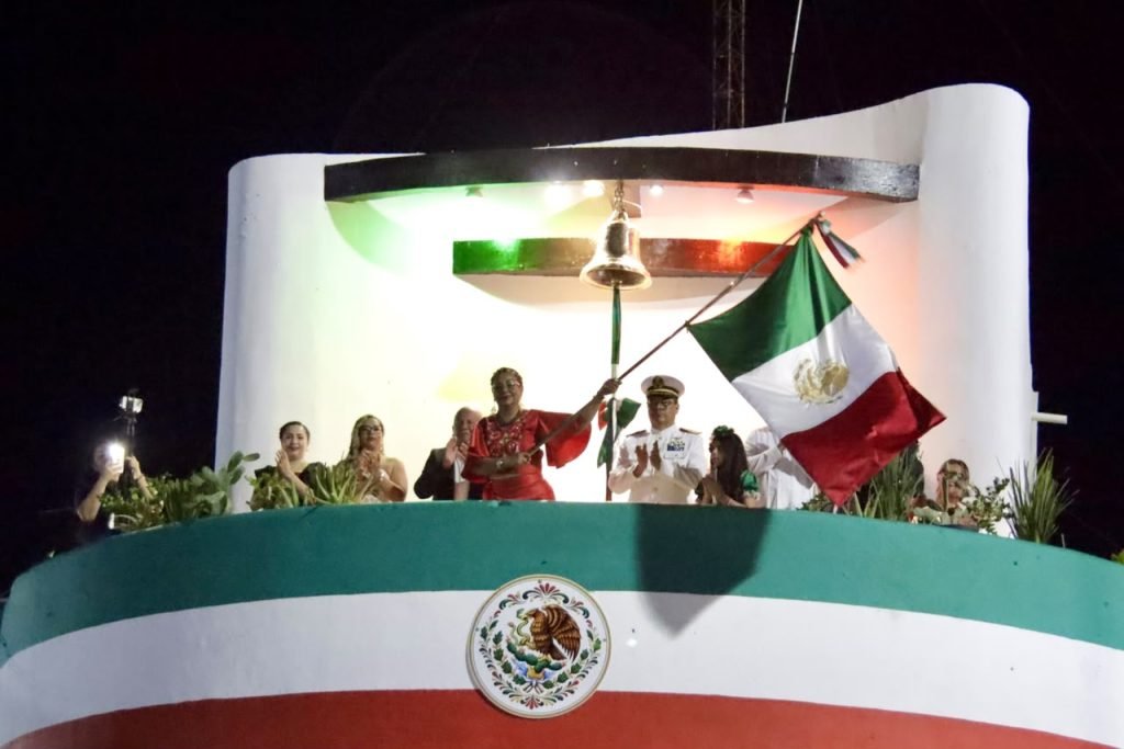 Christian Encabeza Karina de la O Uribe ceremonia del Grito de Independencia en Cabo San Lucas