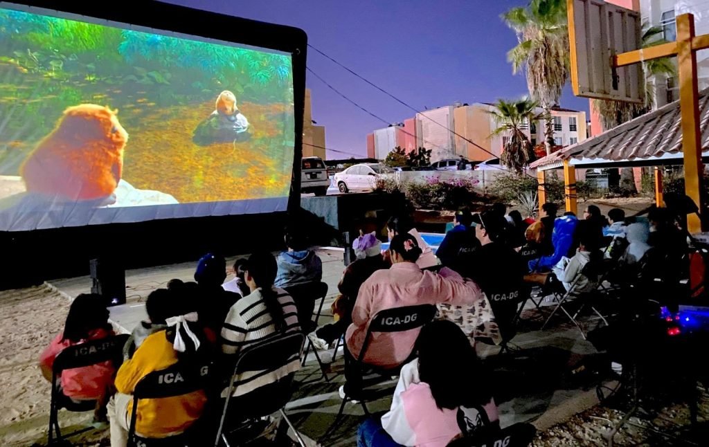 Cine Móvil lleva cultura y convivencia familiar al fraccionamiento Paraíso del Sol en Cabo San Lucas