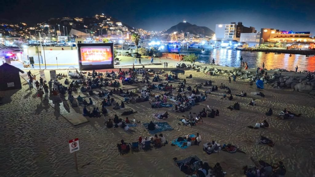 Cine Móvil reúne a familias en una noche de cine al aire libre en Playa El Corsario