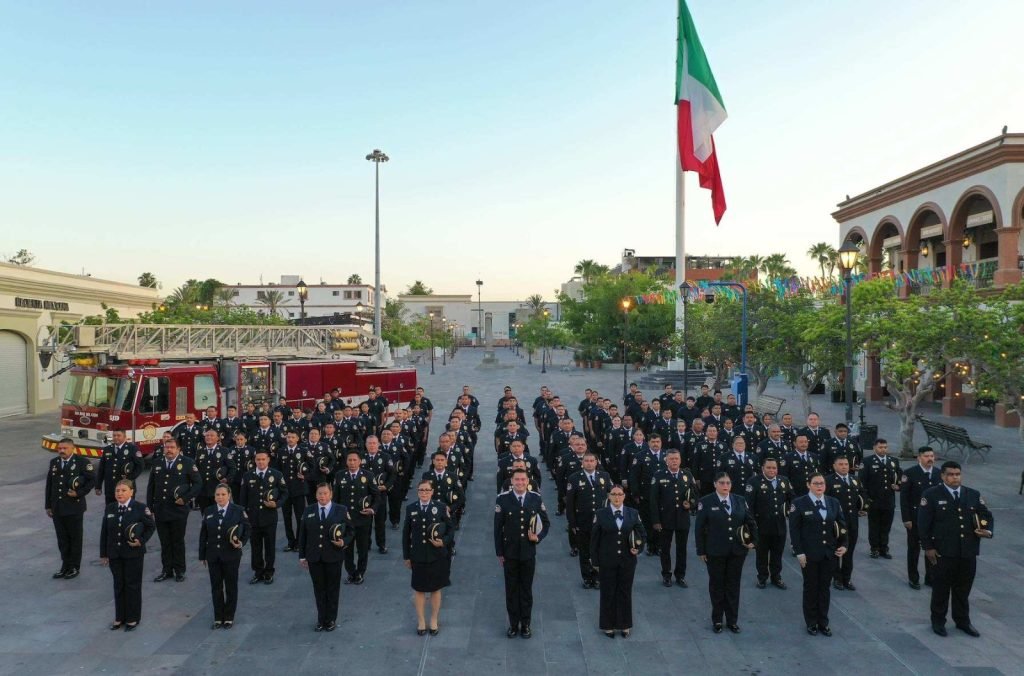 Con ascensos, nuevos bomberos y la graduación de la Academia de Oficiales, celebran Bomberos San José del Cabo su día