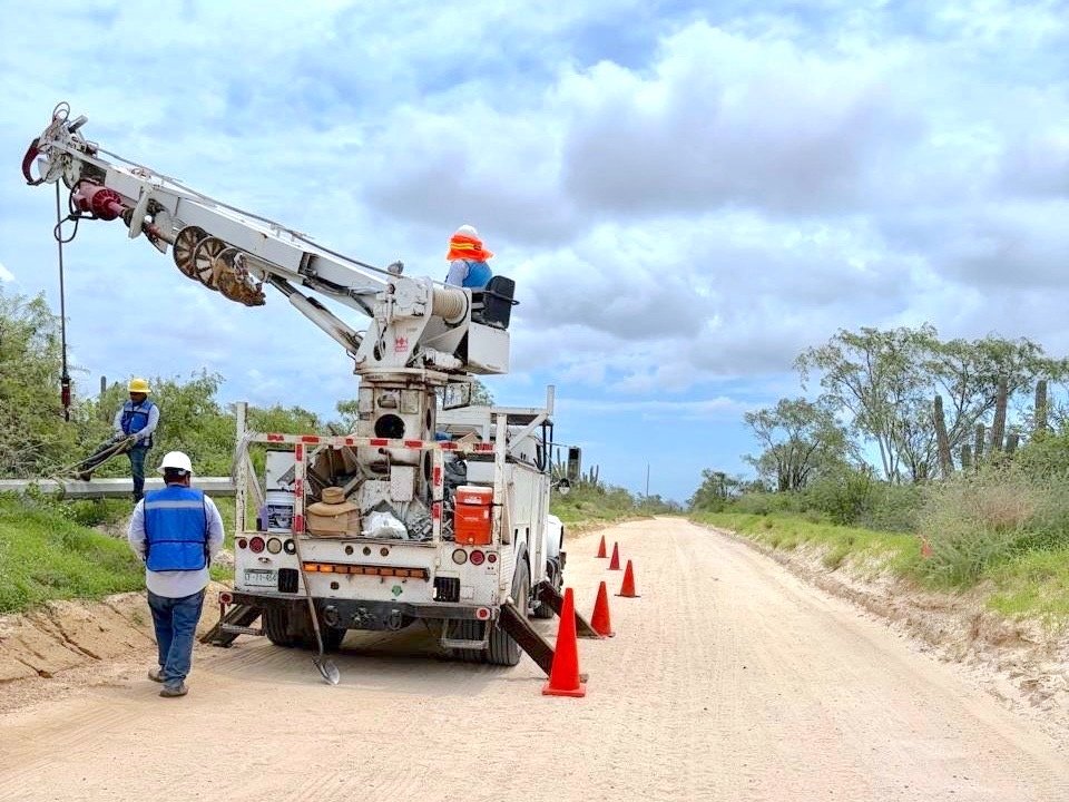 Con inversión de 38 millones de pesos, avanza electrificación de La Candelaria y Los Pozos en Cabo San Lucas