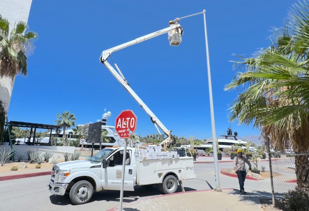 Con nuevas luminarias LED, moderniza Servicios Públicos alumbrado público en La Playa