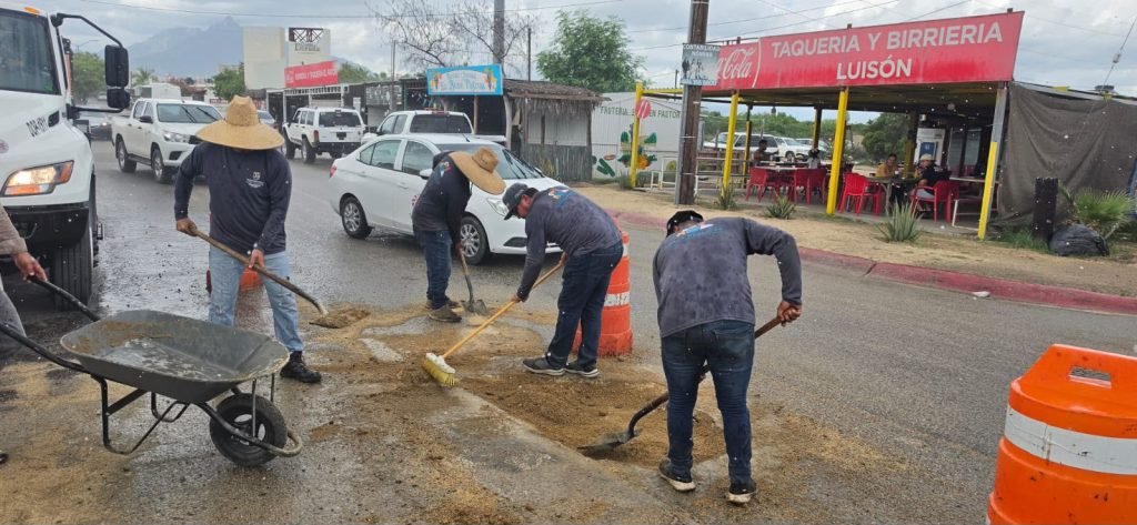 Continúa programa permanente de bacheo en Los Cabos
