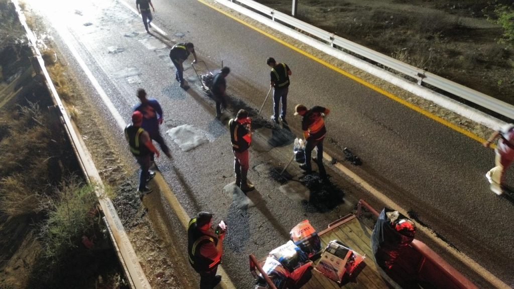 Continúan trabajos de bacheo sobre carretera Transpeninsular rumbo a San José del Cabo