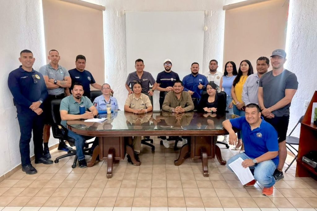 Coordina Ayuntamiento de Los Cabos operativo para garantizar seguridad en evento deportivo de aguas abiertas