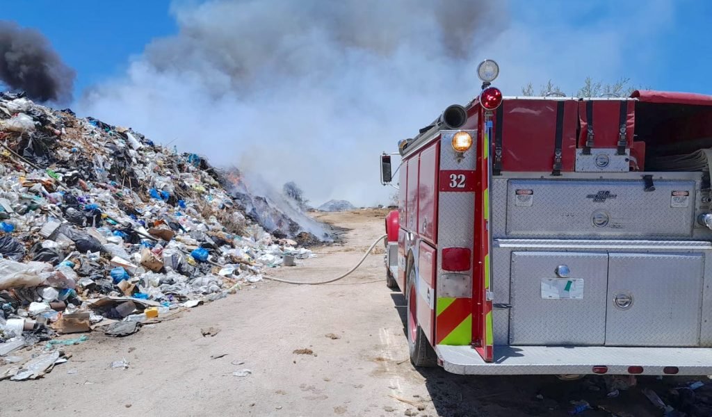 Corporaciones de emergencia trabajan de manera coordinada para controlar incendio en Santiago.