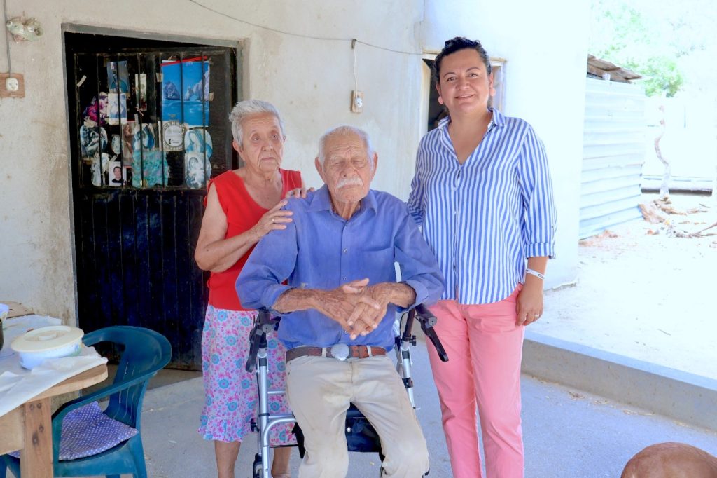 Entrega Ayuntamiento de Los Cabos apoyo asistencial a adulto mayor en la subdelegación de Las Casitas