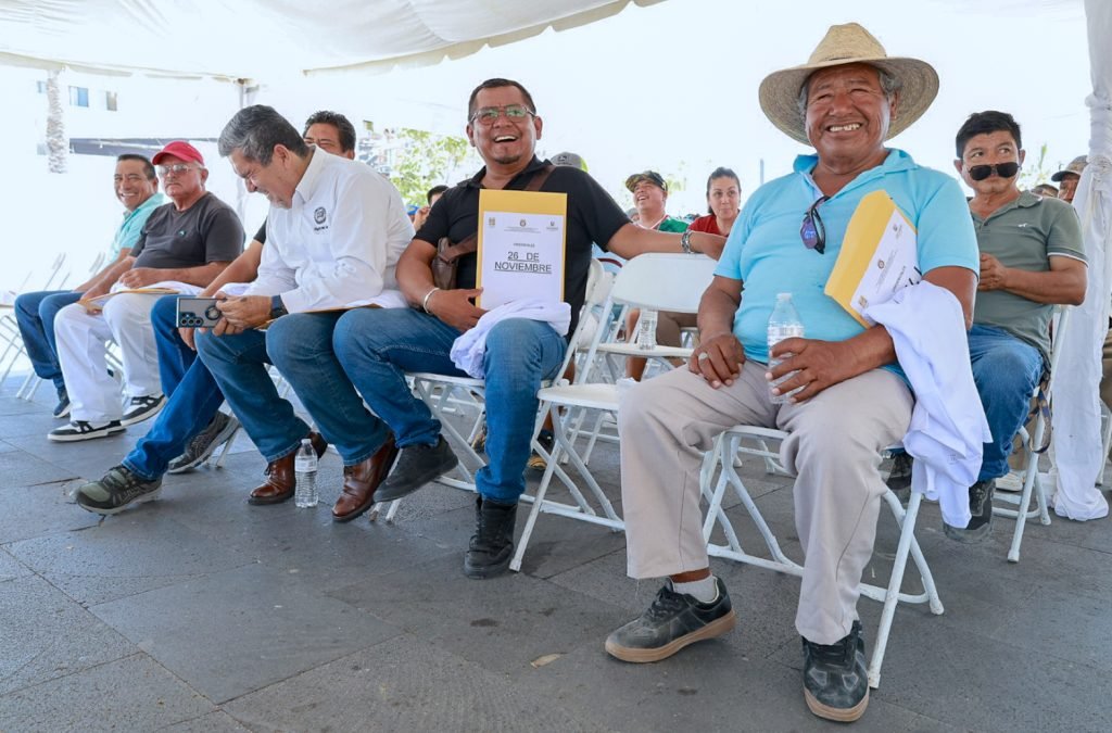 Entrega Ayuntamiento de Los Cabos credenciales y uniformes para el ordenamiento del comercio ambulante