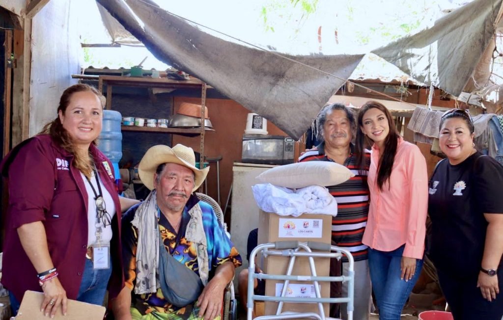 Entrega DIF Los Cabos apoyos asistenciales a adulto mayor en Cabo San Lucas.