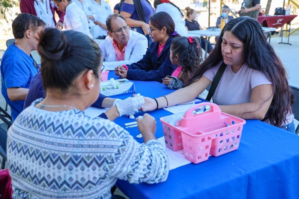Entrega INJUVE apoyos a madres jóvenes en Cabo San Lucas