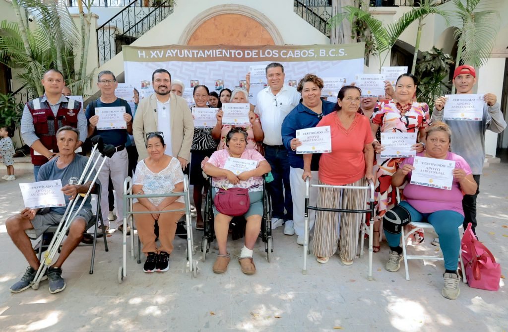 Entrega José Manuel Larumbe apoyos a familias cabeñas