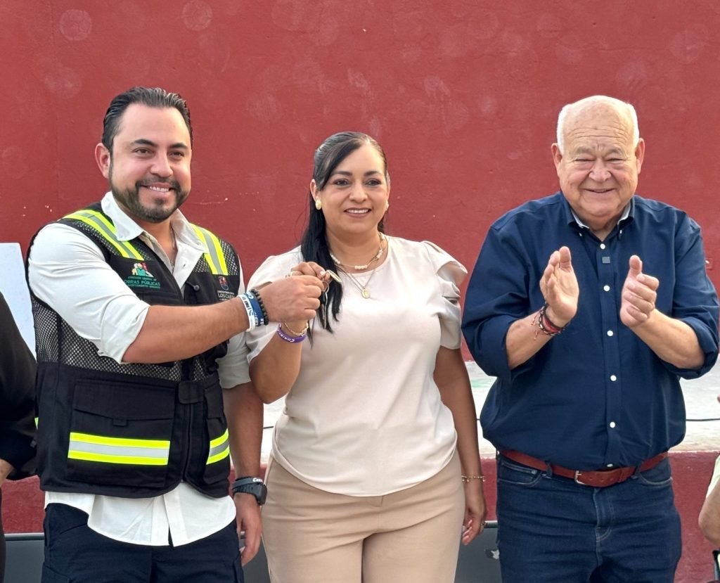Entregan ambulancia, camión cisterna y apoyos a familias de El Campamento, en Santiago
