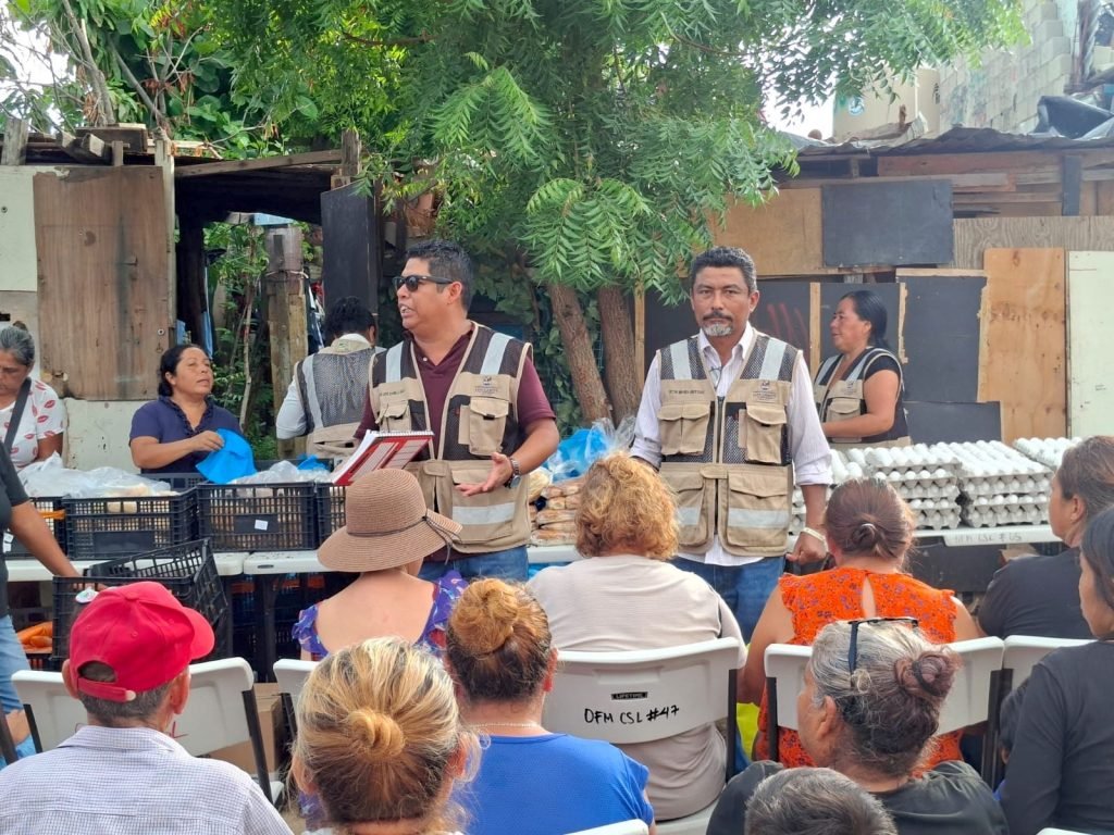 Entregan apoyos alimentarios a familias de la colonia Leonardo Gastélum en Cabo San Lucas