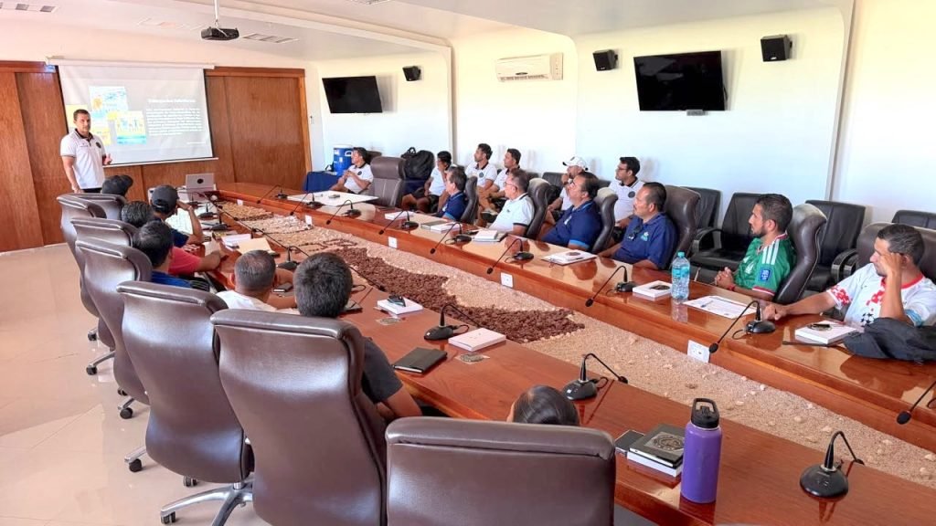 Entrenadores de Los Cabos actualizan conocimientos con cuerpo técnico de Club Atlético La Paz