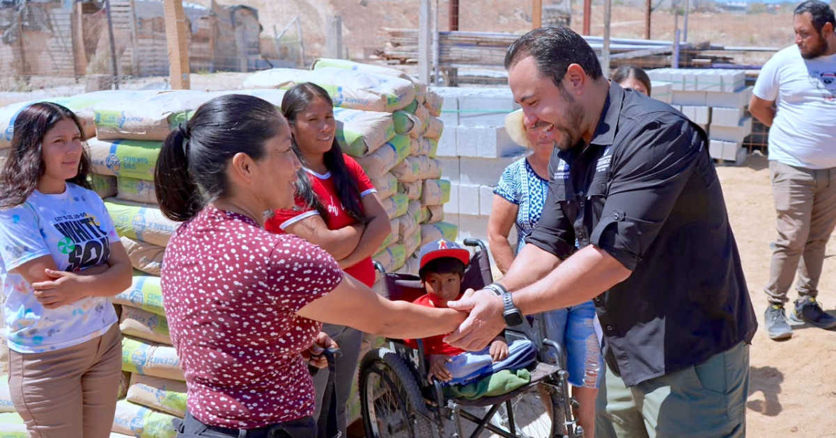 Familias de Cabo San Lucas reciben material para reconstruir viviendas