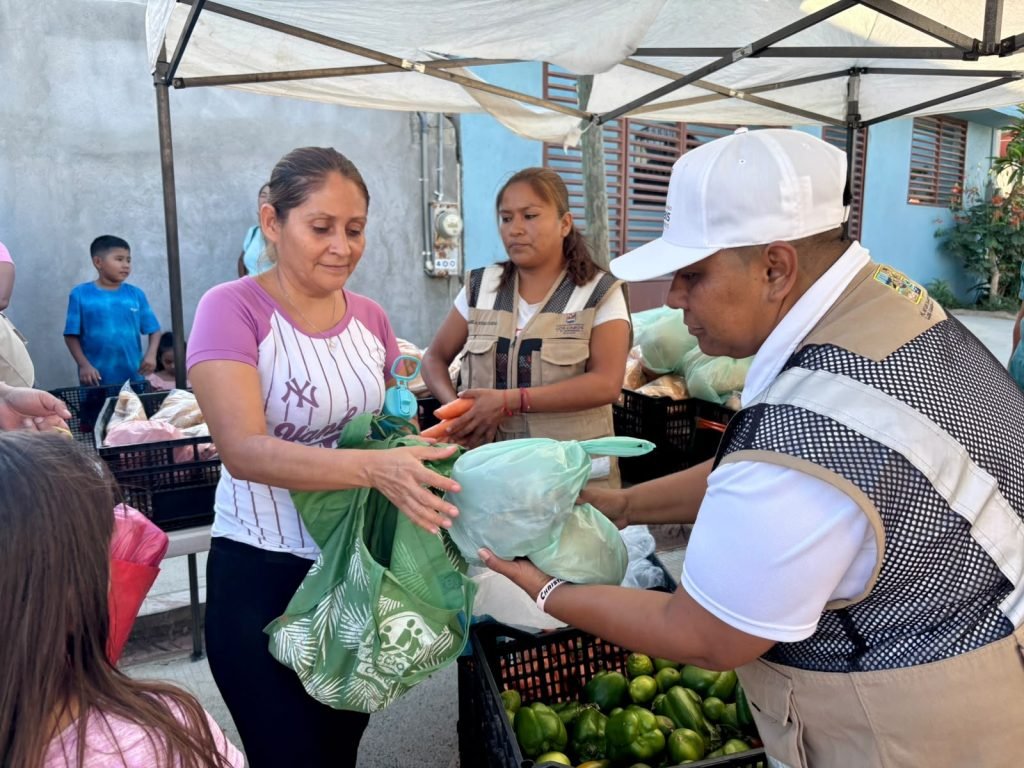 Familias de la colonia Los Cangrejos reciben apoyos durante jornada social