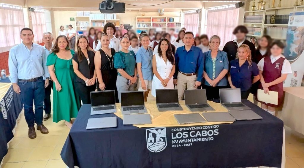 Fortalecen educación bilingüe con la donación de 52 laptops en Cabo San Lucas