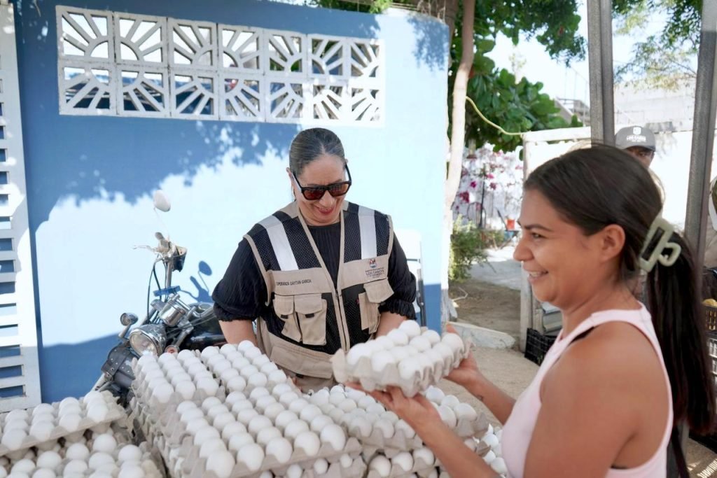 Gobierno Municipal lleva alimentos de la canasta básica y atención a familias de la colonia Cactus en CSL.