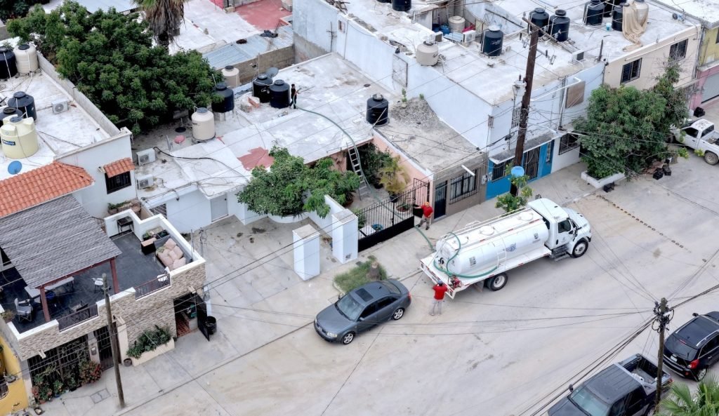Implementa OOMSAPAS Los Cabos Programa de Apoyo Emergente con pipas en Brisas del Pacífico