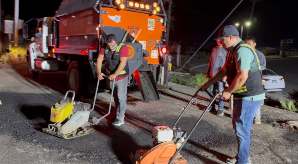 Implementan bacheo nocturno en Cabo San Lucas para mejorar vialidades y seguridad vial