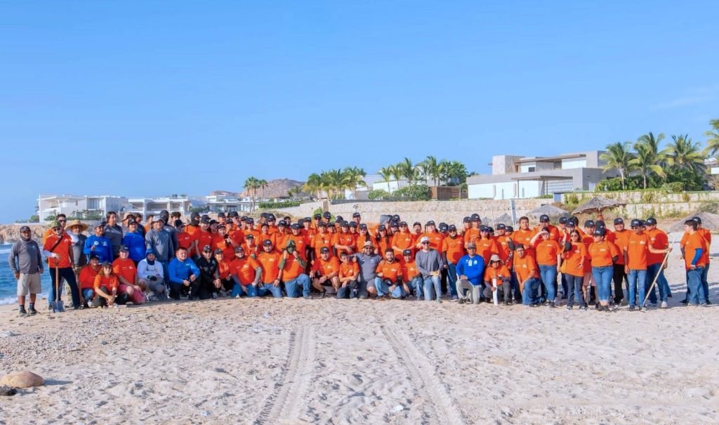 Instala Zofemat Los Cabos nuevos recipientes para residuos en playa Costa Azul y realiza jornada de limpieza en El Tule