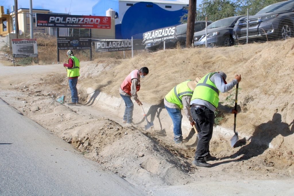 Intensifica Servicios Públicos desazolve de arroyos y canales ante temporada de ciclones en Los Cabos