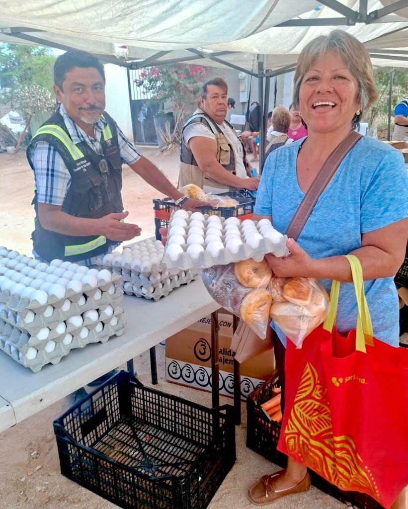 Llevan apoyos alimentarios y atención directa a familias de la colonia Chamizal en Cabo San Lucas