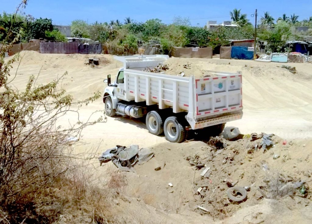 Mantiene Ayuntamiento de Los Cabos labores de limpieza y desazolve en arroyos ante temporada de lluvias