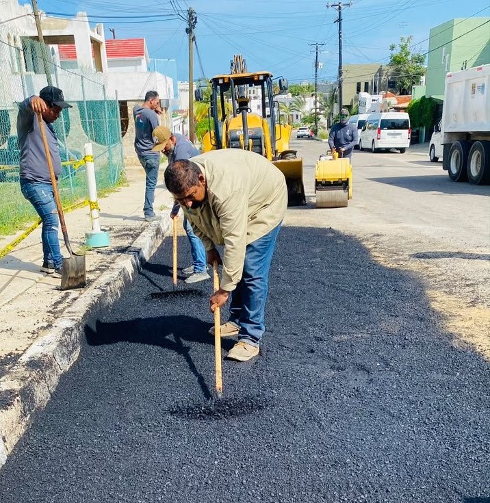 Mantiene XV Ayuntamiento trabajos permanentes de bacheo en vialidades de Los Cabos