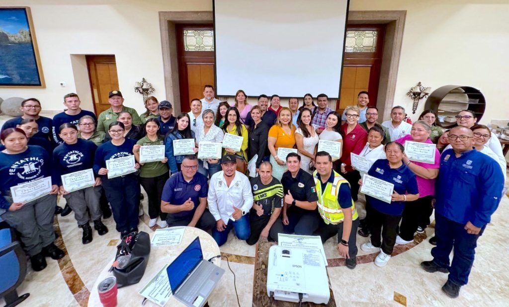 Personal del servicio público reciben capacitación en primeros auxilios y rescate en Cabo San Lucas.
