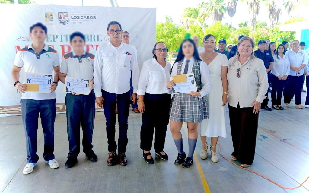 Premian a jóvenes de Santiago por su participación en Concurso de Oratoria