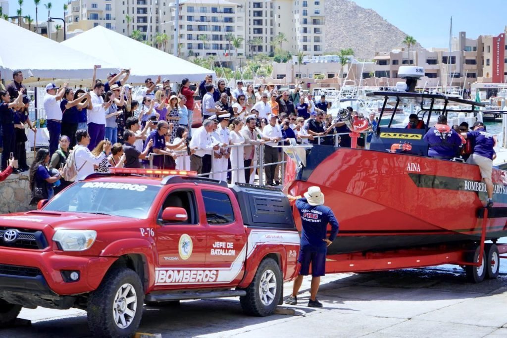 Presentan en Cabo San Lucas la primera embarcación bombera de México.