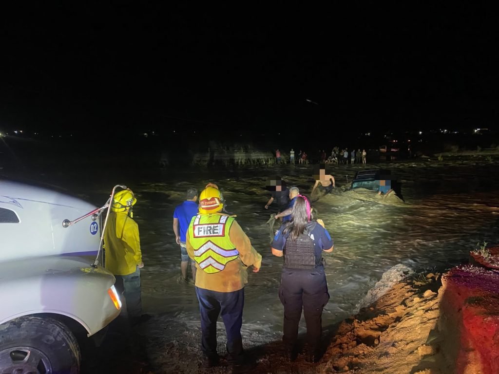 Protección Civil exhorta a la población a no cruzar arroyos ante corrientes provocadas por lluvias en Los Cabos