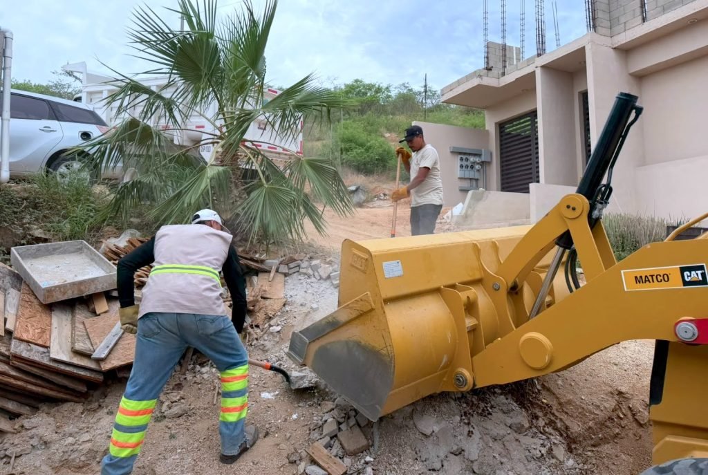 Realizan trabajos de limpieza y mantenimiento vial en colonia Nueva Ejidal