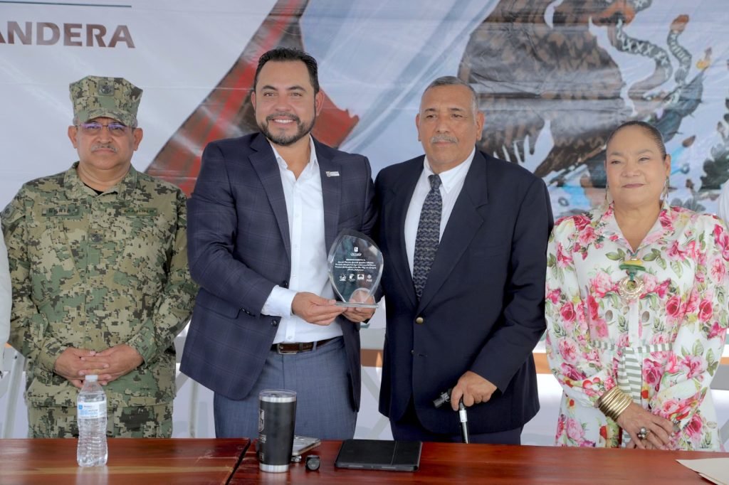 Reconoce alcalde Christian Agúndez a la Escuela Primaria Leonardo Gastélum Villalobos por tercer lugar en concurso internacional ambiental.