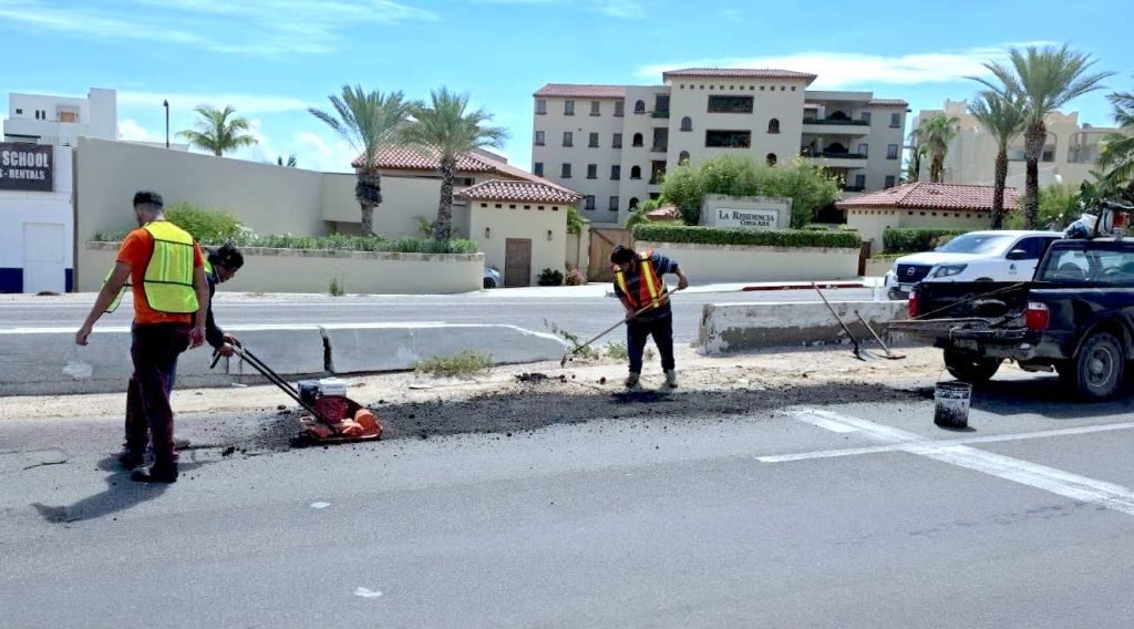 Refuerza Ayuntamiento de Los Cabos mantenimiento de la Transpeninsular y vialidades en SJC y CSL