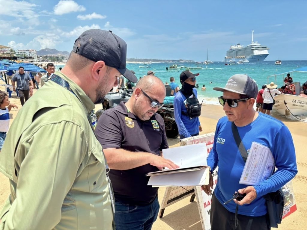 Refuerza Ayuntamiento de Los Cabos vigilancia en playa El Médano; aseguran mobiliario por irregularidades