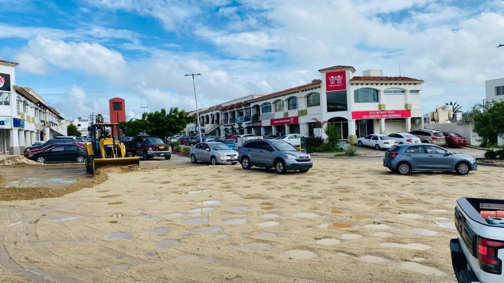 Refuerza Obras Públicas limpieza y desazolve en cauces y canales pluviales de Los Cabos
