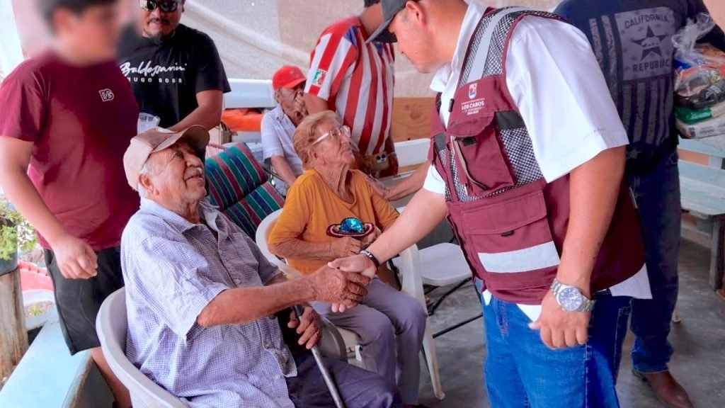Regidoras y Atención Ciudadana llevan apoyos a familias de Palo Escopeta