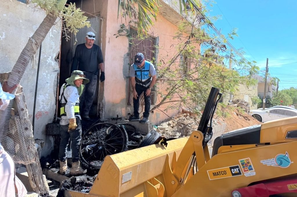 Retira Servicios Públicos más de cuatro toneladas de residuos tras incendio de vivienda en Cabo San Lucas