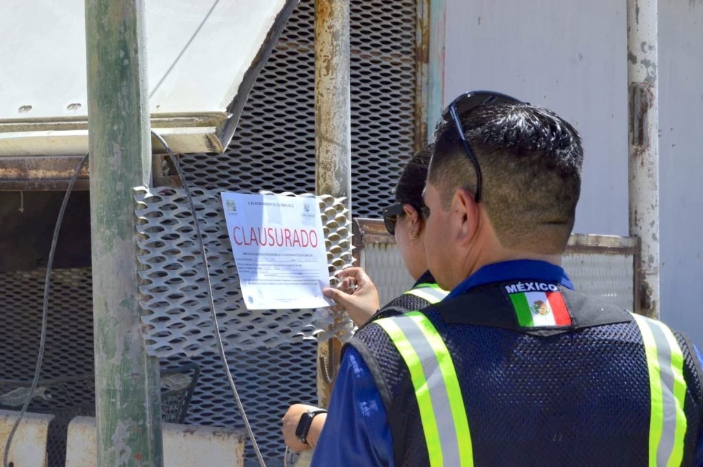 Seguridad Pública responde a reporte ciudadano y clausura establecimiento que obstruía arroyo en San José del Cabo